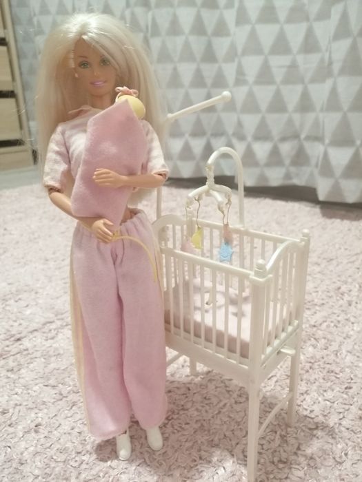 Barbie com bebé e berço