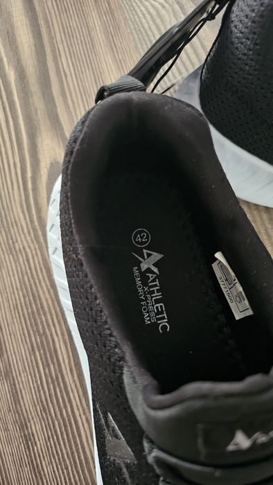 Кросівки  чорні 42 розмір