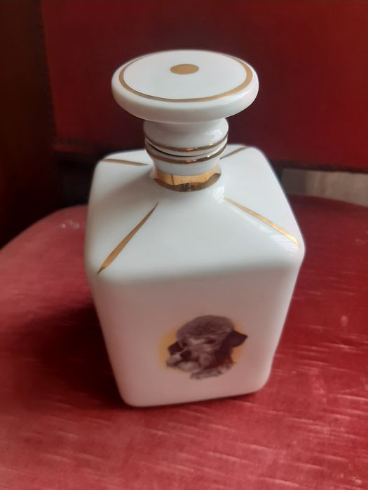 Garrafa com figuras caninas e  copos