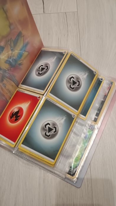 Album z kartami Pokémon (o różnej wartości)