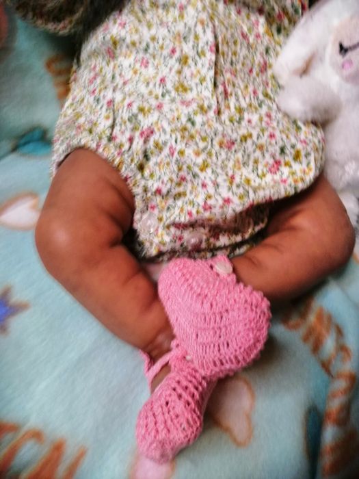 Linda bebé a espera de uma mamã