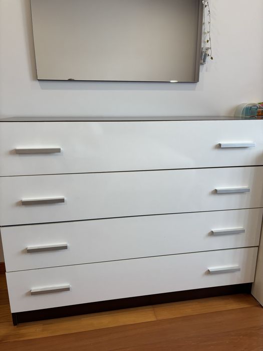 Quarto de casal , castanho e branco