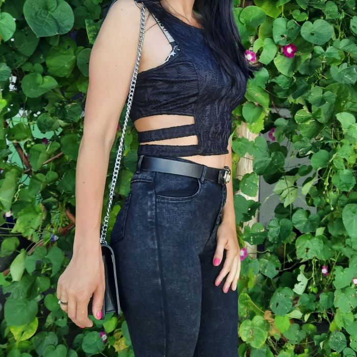 Чорний кроп-топ  з вирізами по боках