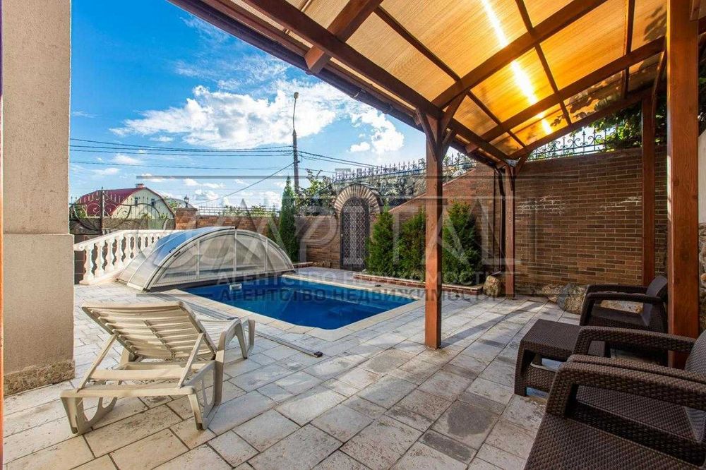 Оренда будинку в центрі міста з басейном!