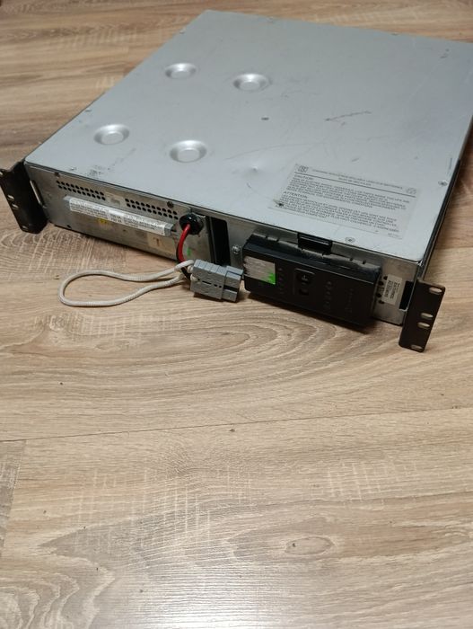 Бесперебойник APC Smart UPS SUA750RMI2U