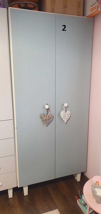 Meble do pokoju dziecięcego – szafy, komoda, regał – idealny stan