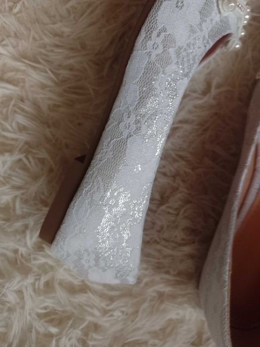 (43/44) Bogato zdobione perłami baleriny koronkowe z Londynu, NOWE