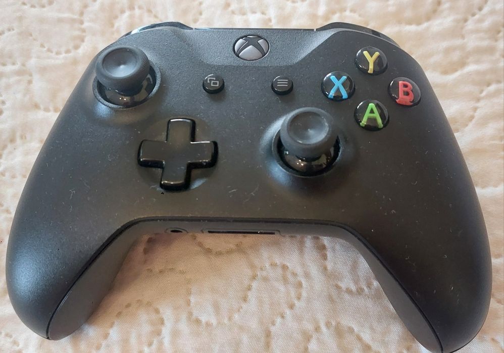 Xbox One X 1 TB + Cooler e Charger