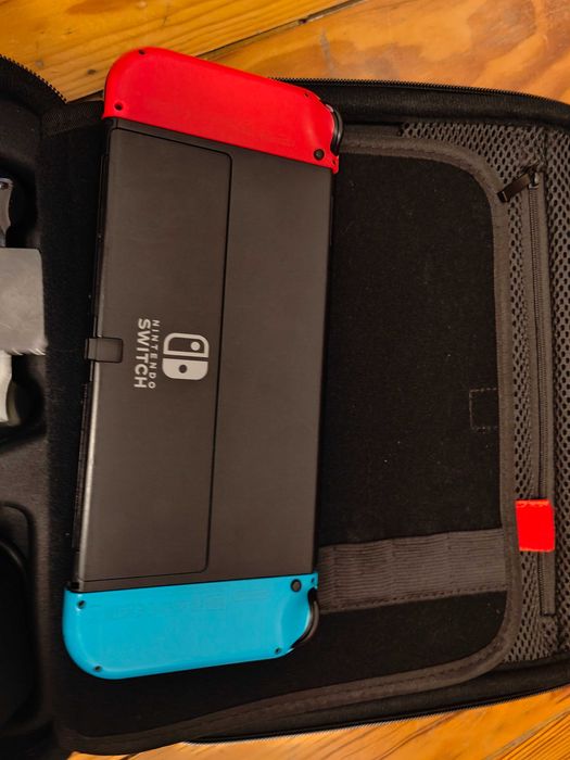 Consola Nintendo Switch OLED + acessórios e bolsa, em perfeito estado