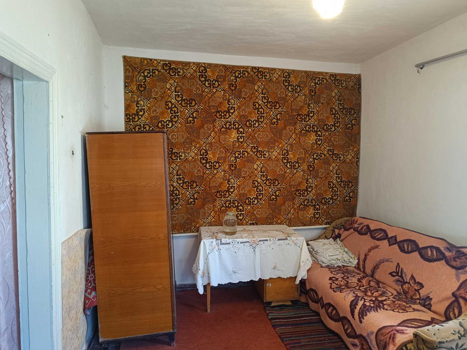 Продається пів будинку р-н БабКП, підведено всі комунікації, під ремонт, можливо за держпрограмою