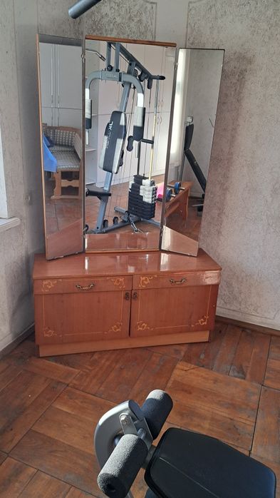 Трюмо з дзеркалом