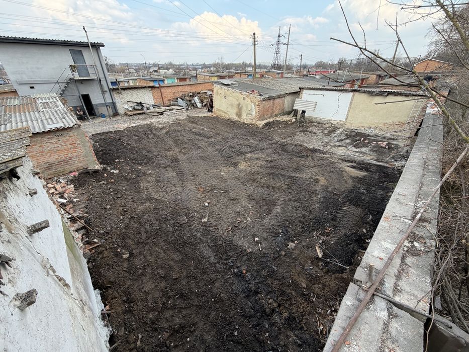 Продам 350м2 + і ще  20 -30 тисяч кірпіча  ГСК Спутнік Тяжилів