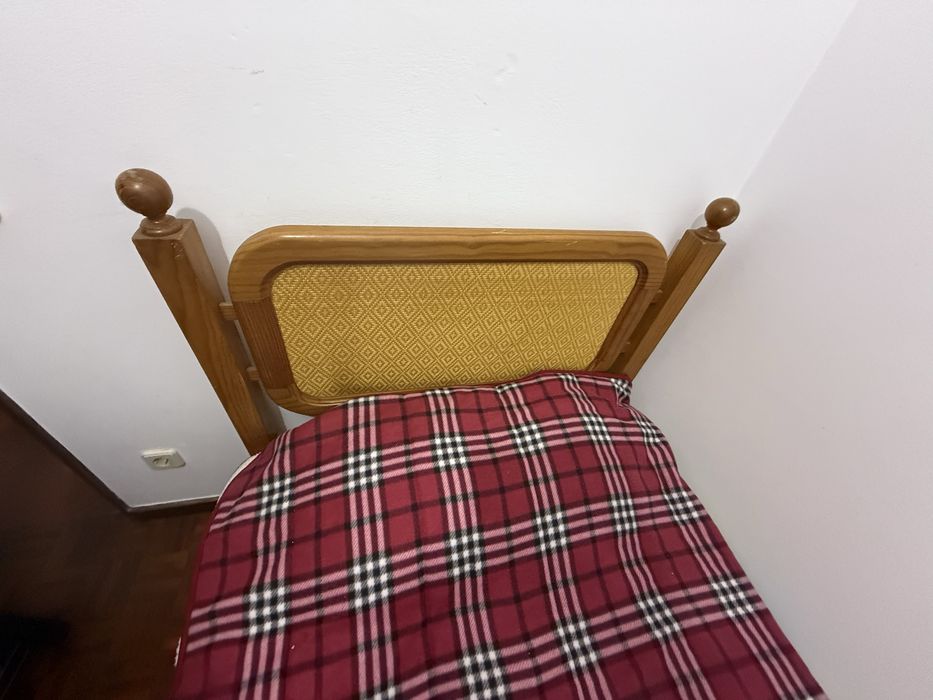 Cama de solteiro,  escrivaninha