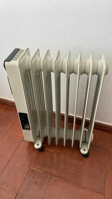 Aquecedor a óleo marca SAVANA 1.500 W com rodas
