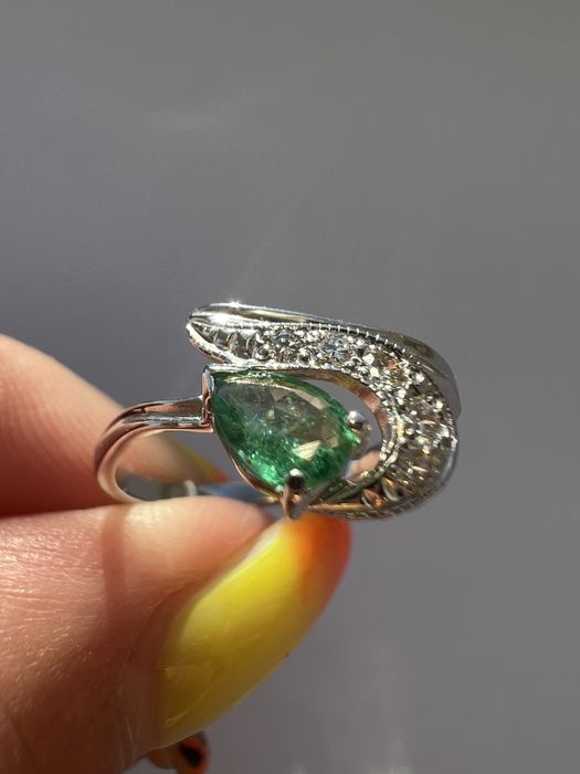 Золотое кольцо с бриллиантами и изумрудом р16 белое золото 585 проба