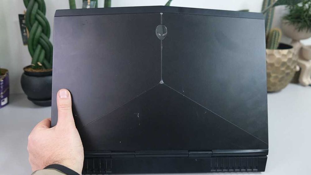 Dell Alienware R4 i7 -8750H 1TB  16 512  GTX 1060 UHD 630 15.6 FHD IPS