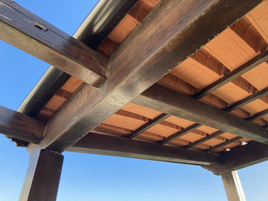 Telheiro madeira (4x2m) com pérgula (4x3m)