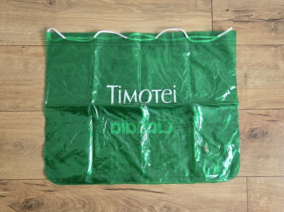 Duża zielona torba z białymi napisami Timotei i Claudia