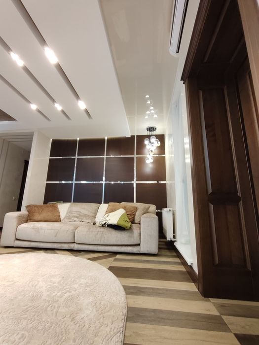 Велика  3-кімнатна квартира з дизайнерським ремонтом