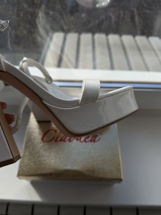 Білі босоніжки на підборах