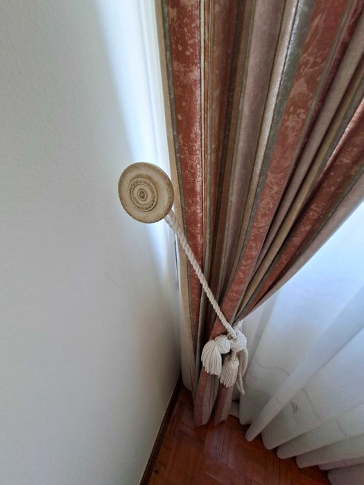 Sanefas e cortinados - Vários conjuntos prontos a instalar