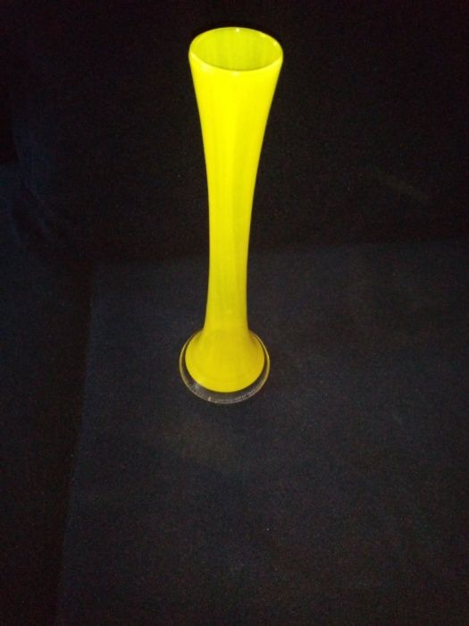 Żółty wazon zegarek plus 2 wazony