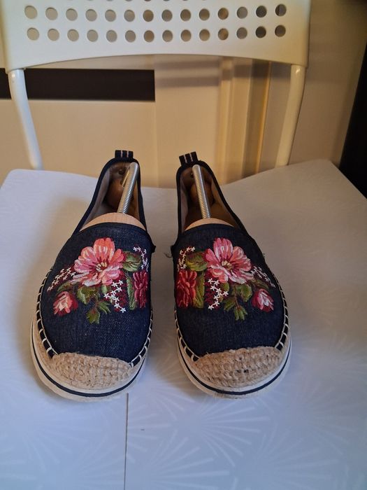 Jeansowe z haftem espadryle