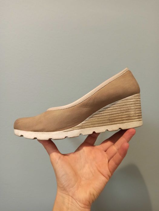 Piękne skórzane buty na koturnie rozm 38
