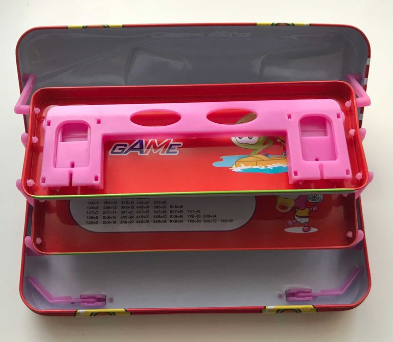 Oddam piórnik samochodzik