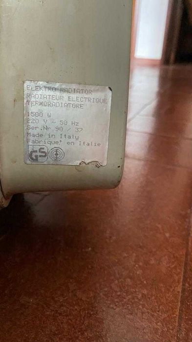 Aquecedor a óleo marca SAVANA 1.500 W com rodas