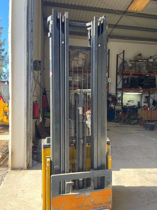 Stacker Elétrico Komatsu 3 mts