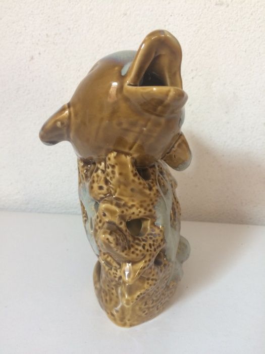 Escultura de Golfinho com Vela