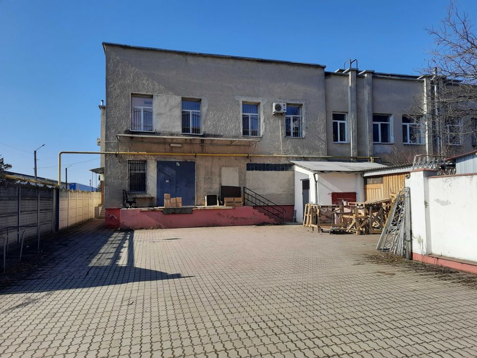 Двохповерхова база, 8 соток території. Прошу писати .