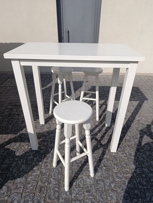 Mesa alta +3 Bancos Altos