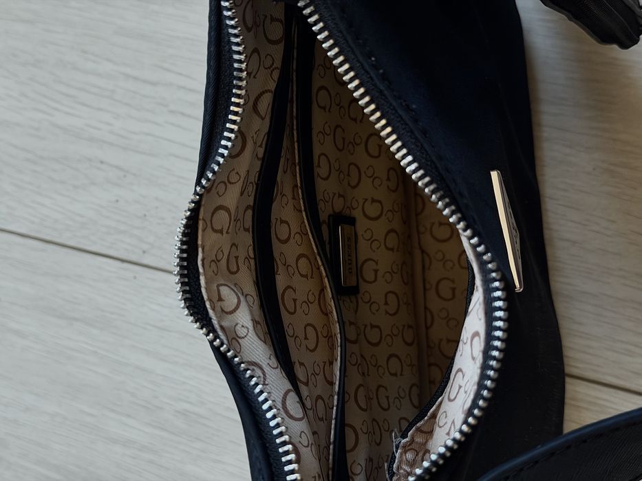 Жіноча чорна сумка GUESS