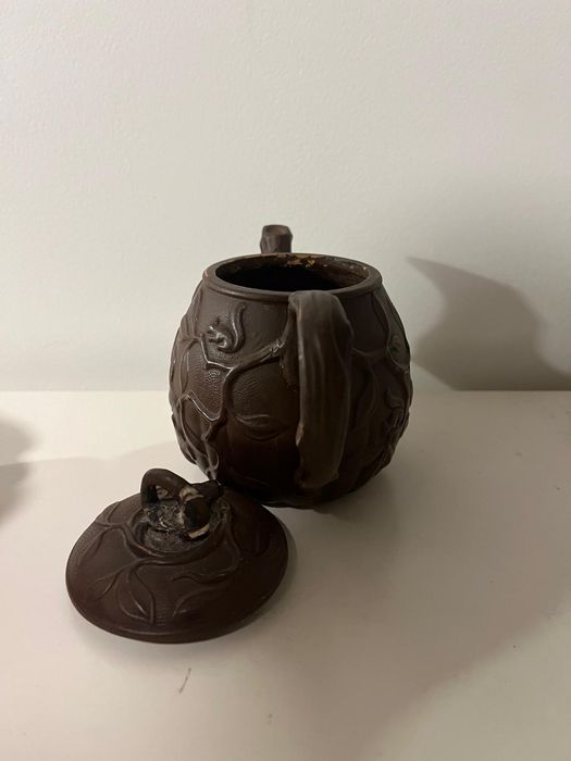 Bule de cerâmica com relevo