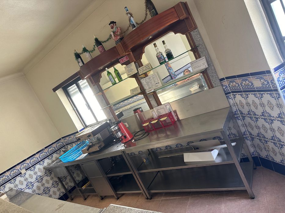 Balcão de café prateleiras e bancada em inox