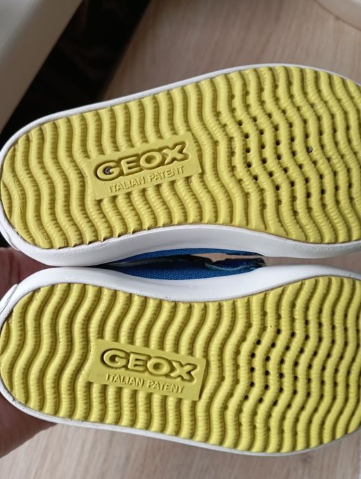 Продам дитячі кросівки Geox