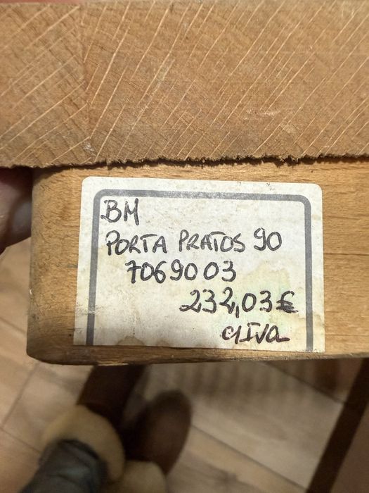 Expositor para colocar pratos na gaveta