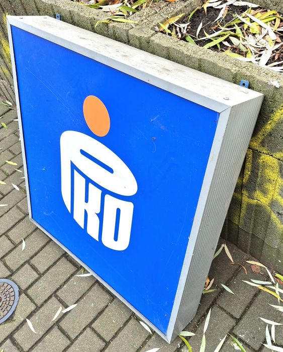 Reklama świetlna zewnętrzna neon kasetonowa