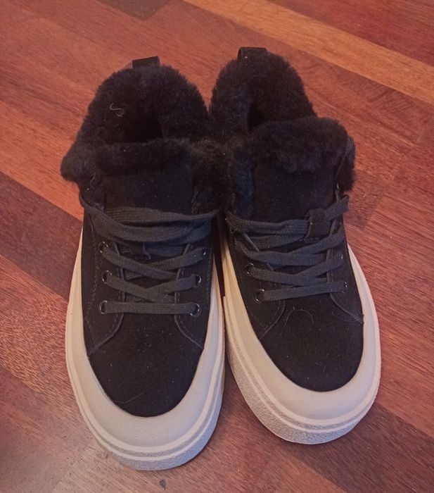 Женские кроссовки на меху 39р