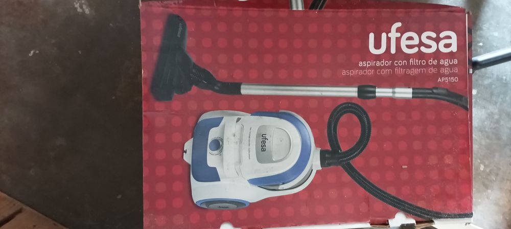 Aspirador a água. Praticamente novo. Usado 3 vezes.