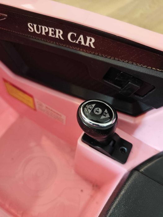 Carro elétrico de criança cor-de-rosa, estilo Lamborghini, em muito bom estado.