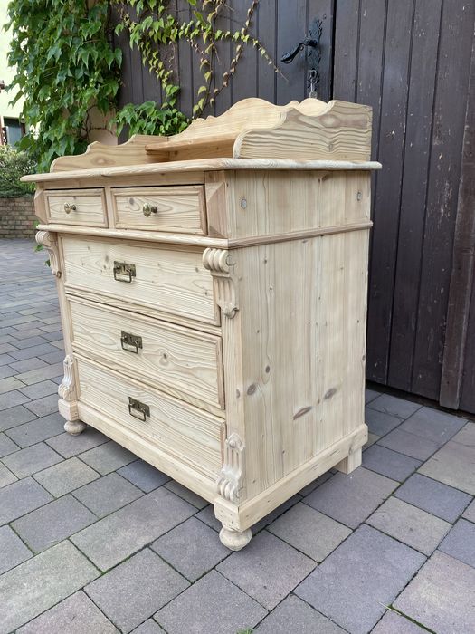 Stara komoda , lite surowe drewno.