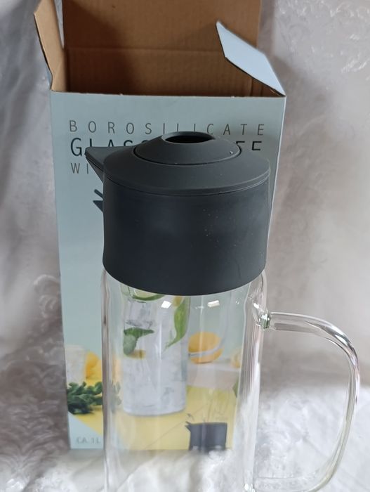 Szklany dzbanek do napojów