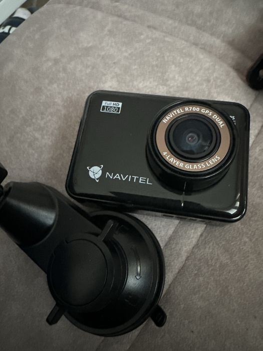 Kamerka samochodowa navitel R700 z gps wifi pokazuje znaki drogowe aplikacja na tel stan bdb