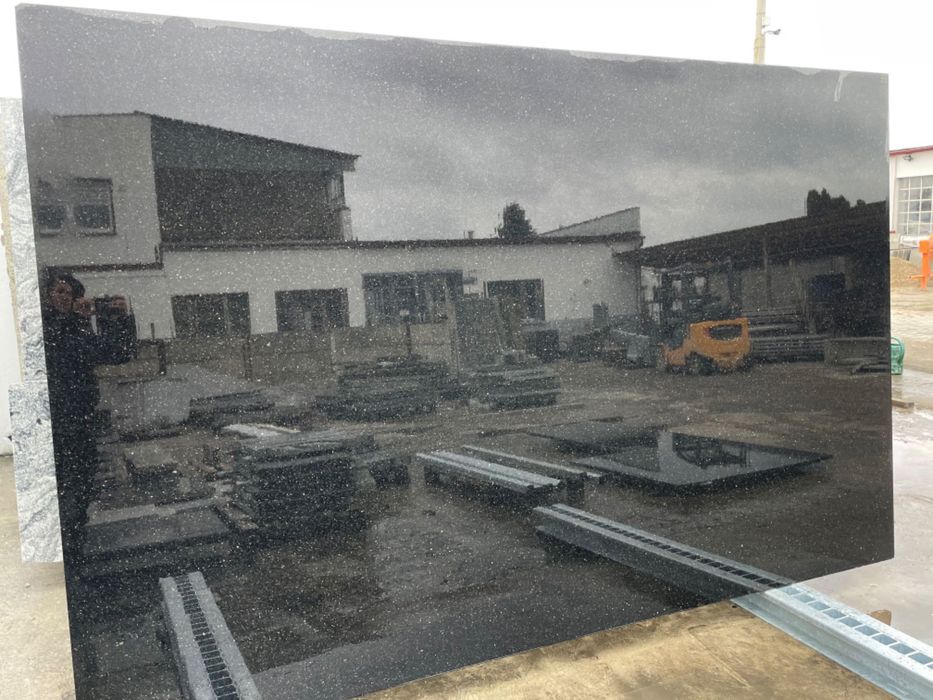 Parapety granitowe zewnętrzne wewnętrzne  blaty kuchenne stopnie