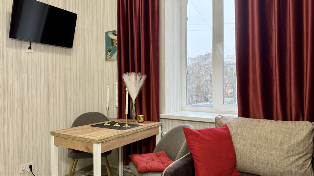 Студія подобово біля набережної/ метро Левада