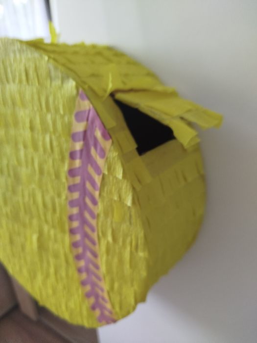 Piniata piłka do softballu żółta