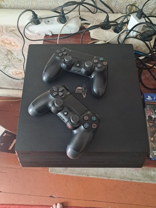 PS 4PRO 1 терабайт 2 джостика Оригінал